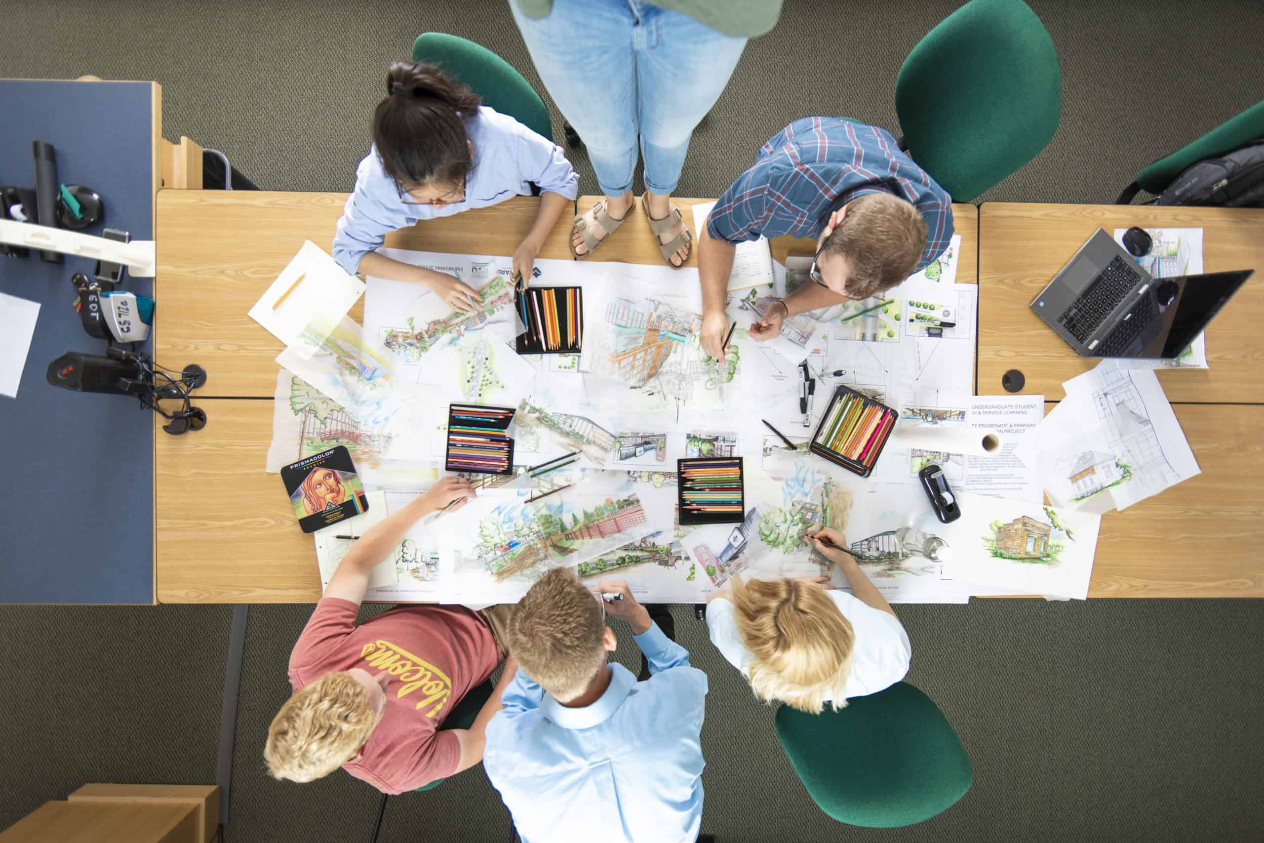Art students studying at Utah Valley University